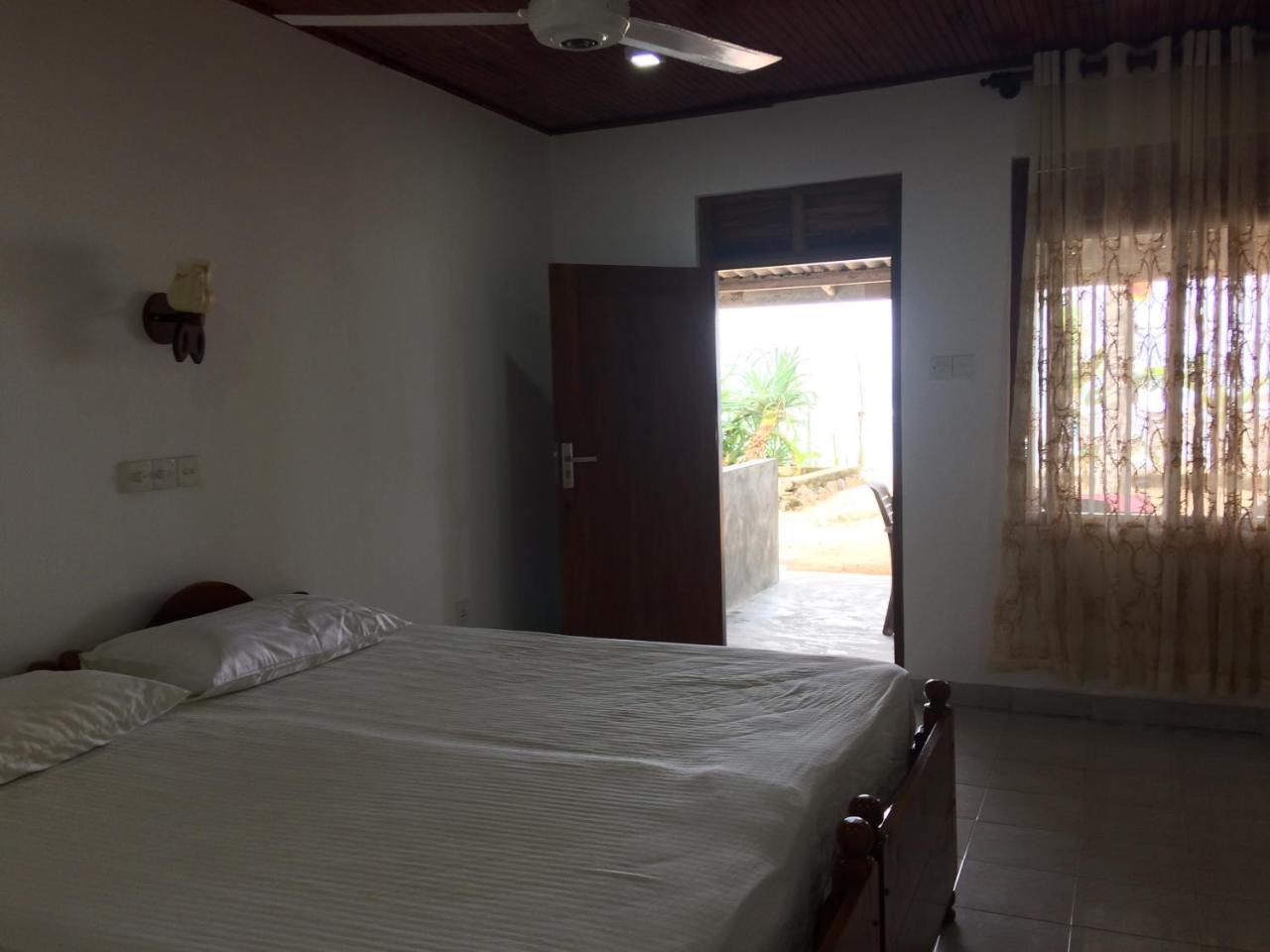 Blue Corals Beach Bungalow Matara Eksteriør billede